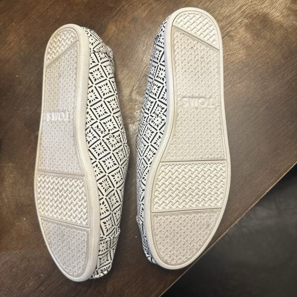 Toms Women's 6 White Round Toe Low Top Flat Comfort Slip On Loafers Shoes - Picture 4 of 6